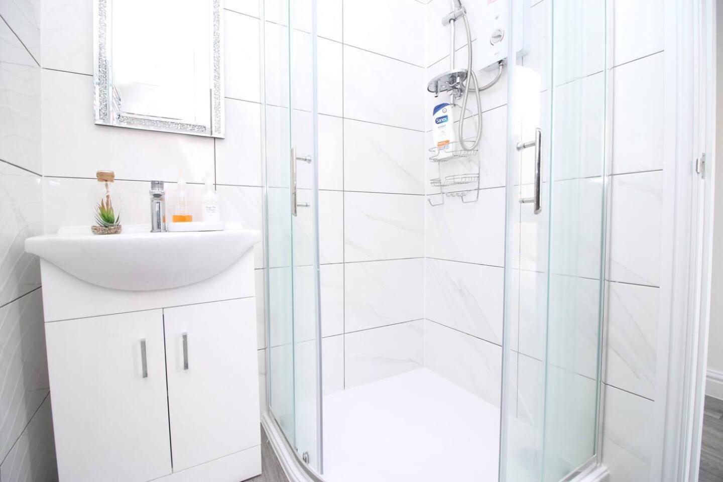 קארדיף Modern Guesthouse, Fast Wi-Fi, Street Free Parking, Central, Fully Equipped מראה חיצוני תמונה