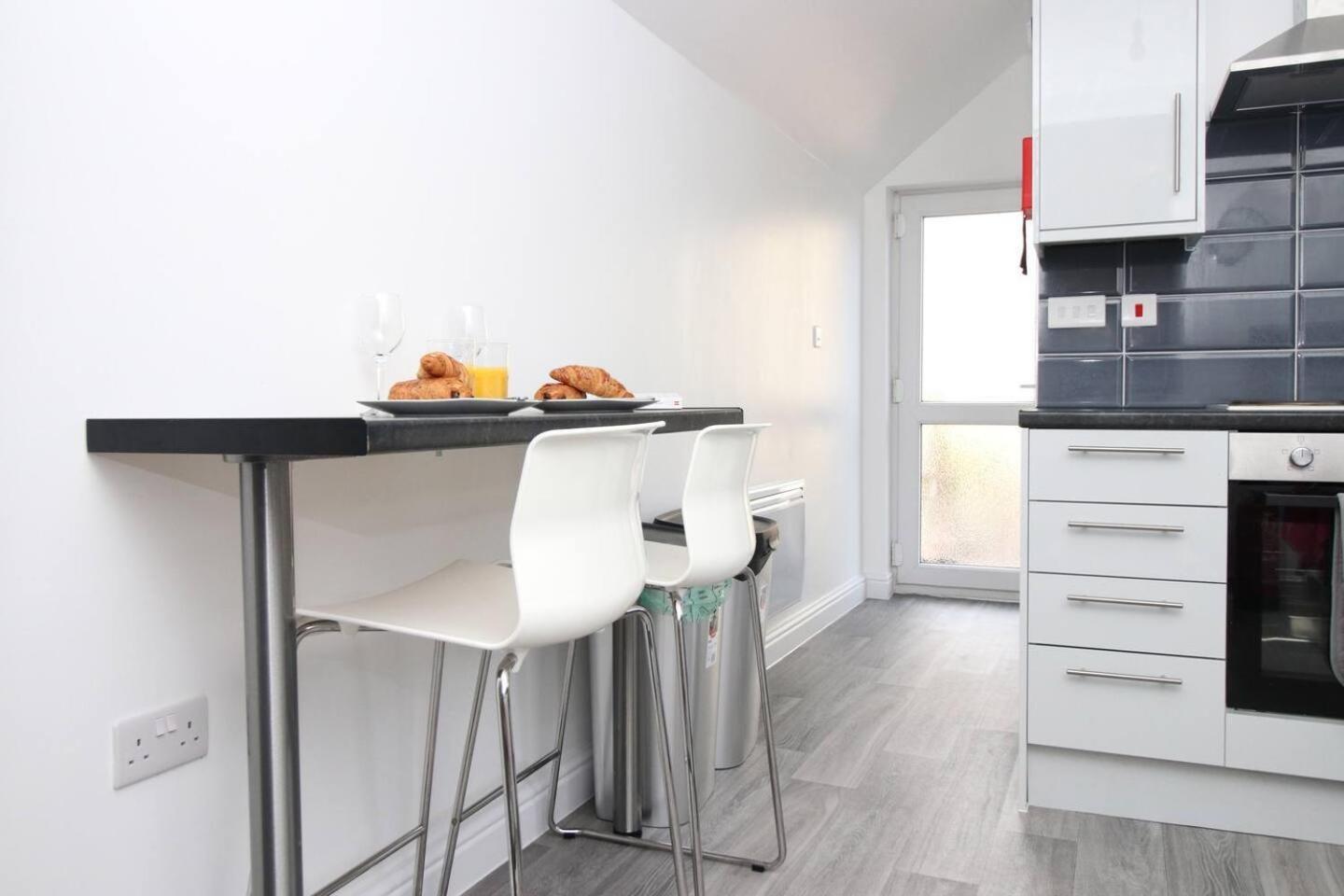 קארדיף Modern Guesthouse, Fast Wi-Fi, Street Free Parking, Central, Fully Equipped מראה חיצוני תמונה