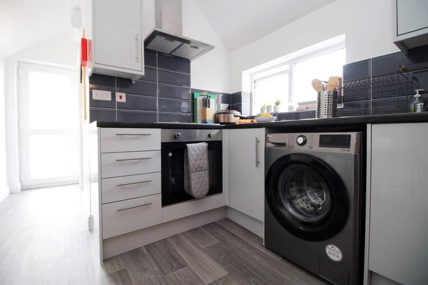קארדיף Modern Guesthouse, Fast Wi-Fi, Street Free Parking, Central, Fully Equipped מראה חיצוני תמונה