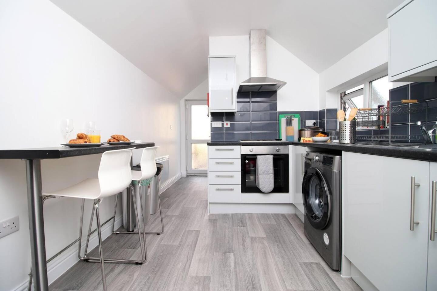 קארדיף Modern Guesthouse, Fast Wi-Fi, Street Free Parking, Central, Fully Equipped מראה חיצוני תמונה