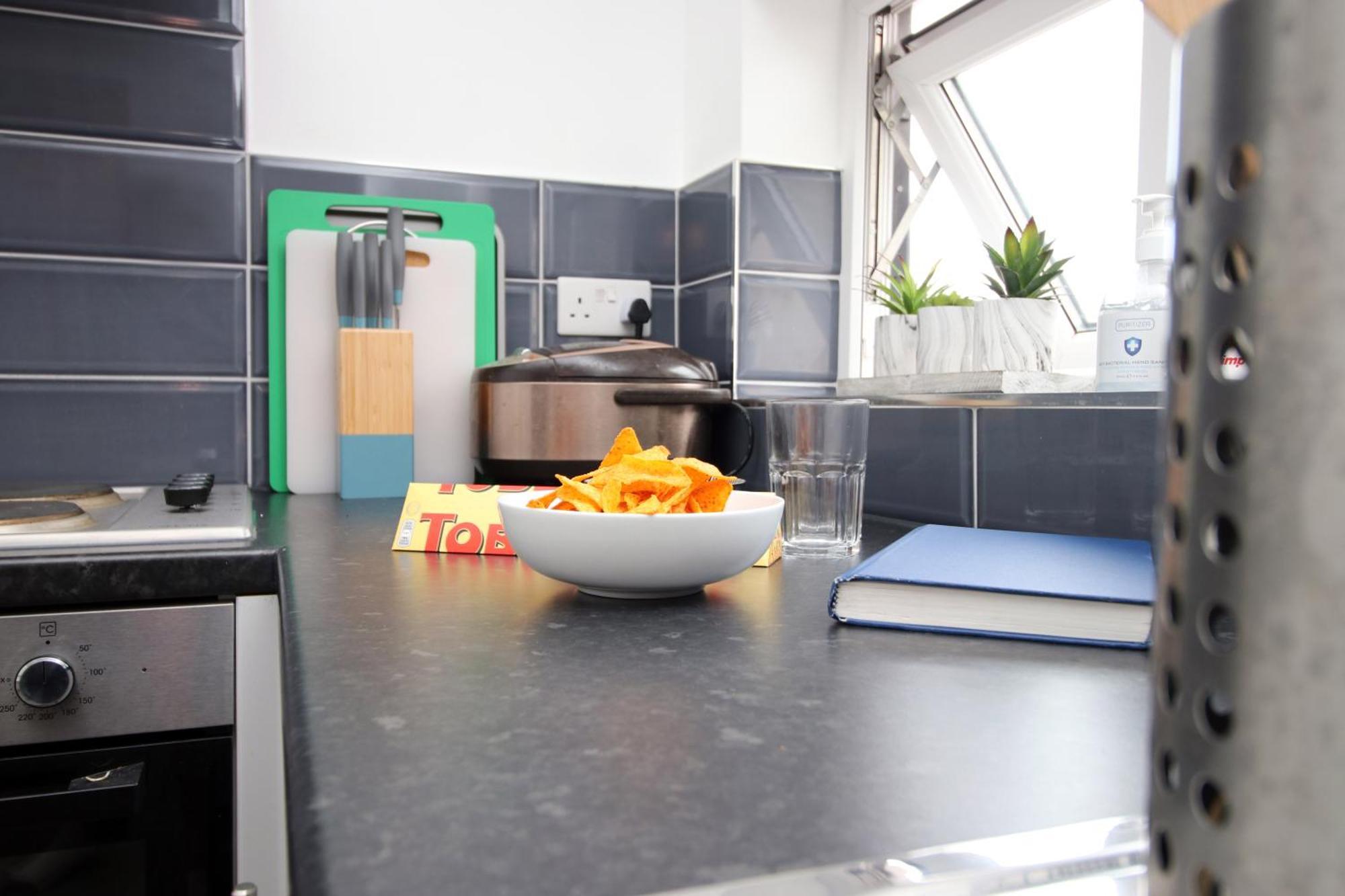 קארדיף Modern Guesthouse, Fast Wi-Fi, Street Free Parking, Central, Fully Equipped מראה חיצוני תמונה