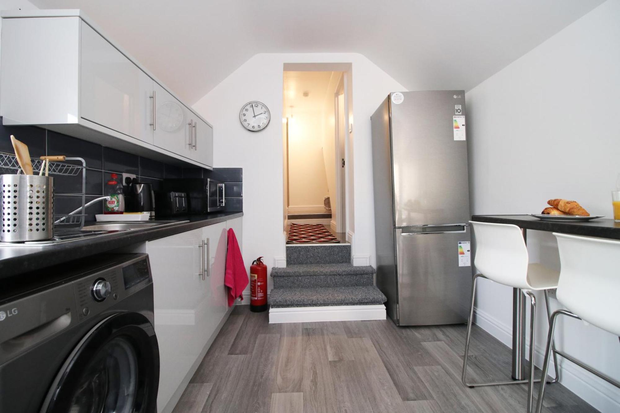 קארדיף Modern Guesthouse, Fast Wi-Fi, Street Free Parking, Central, Fully Equipped מראה חיצוני תמונה